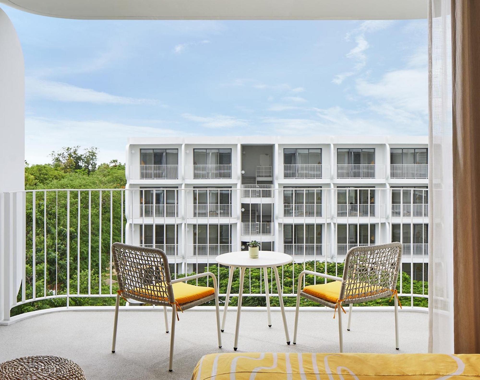 The Standard, Hua Hin HHQ Quarto foto Balcony of a hotel room